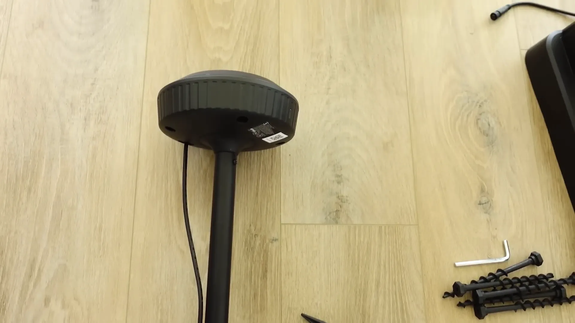 Assembly of Ecovacs Goat RTK antenna and base station