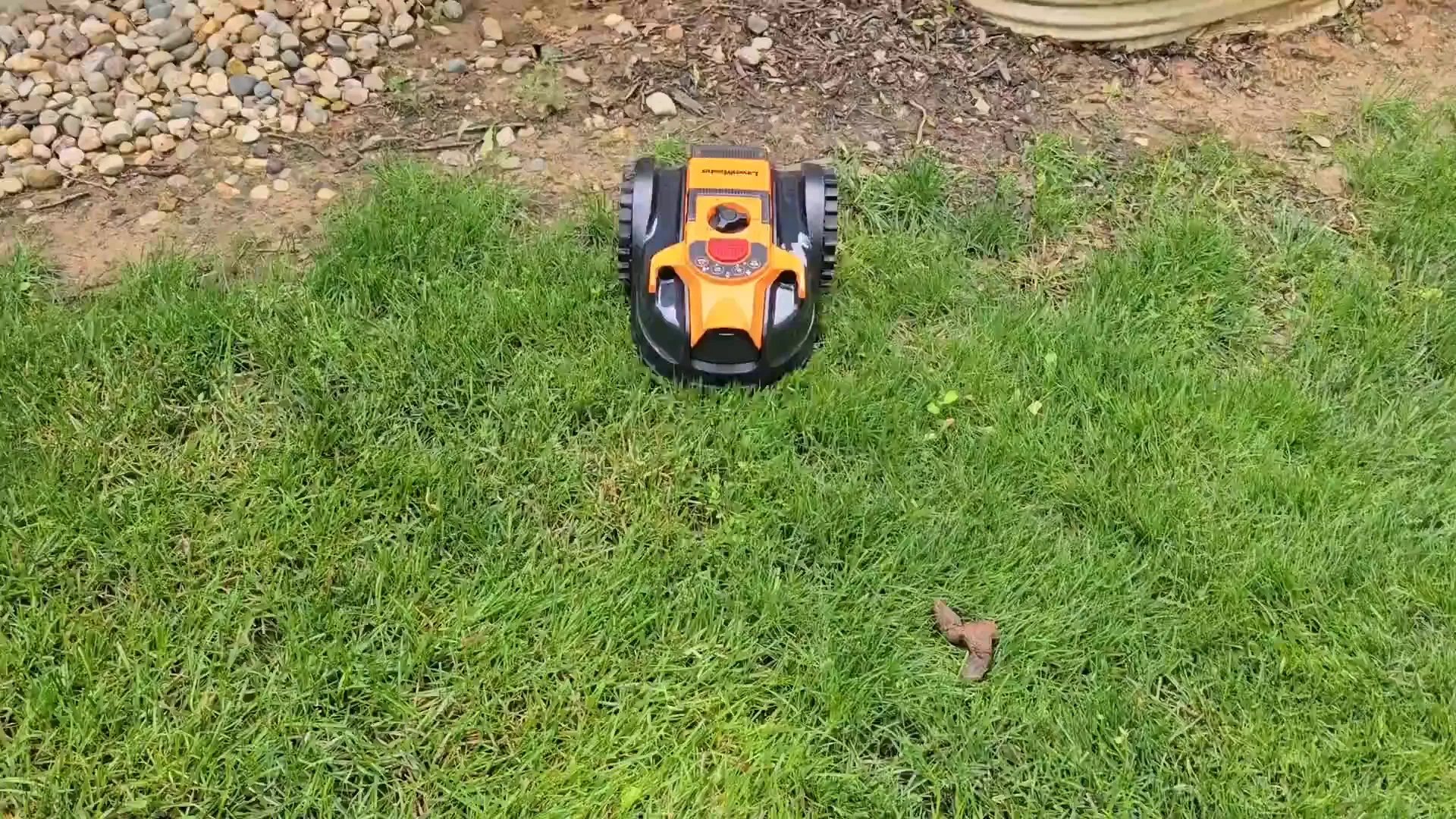 Mower operating in circle mode, creating concentric cuts